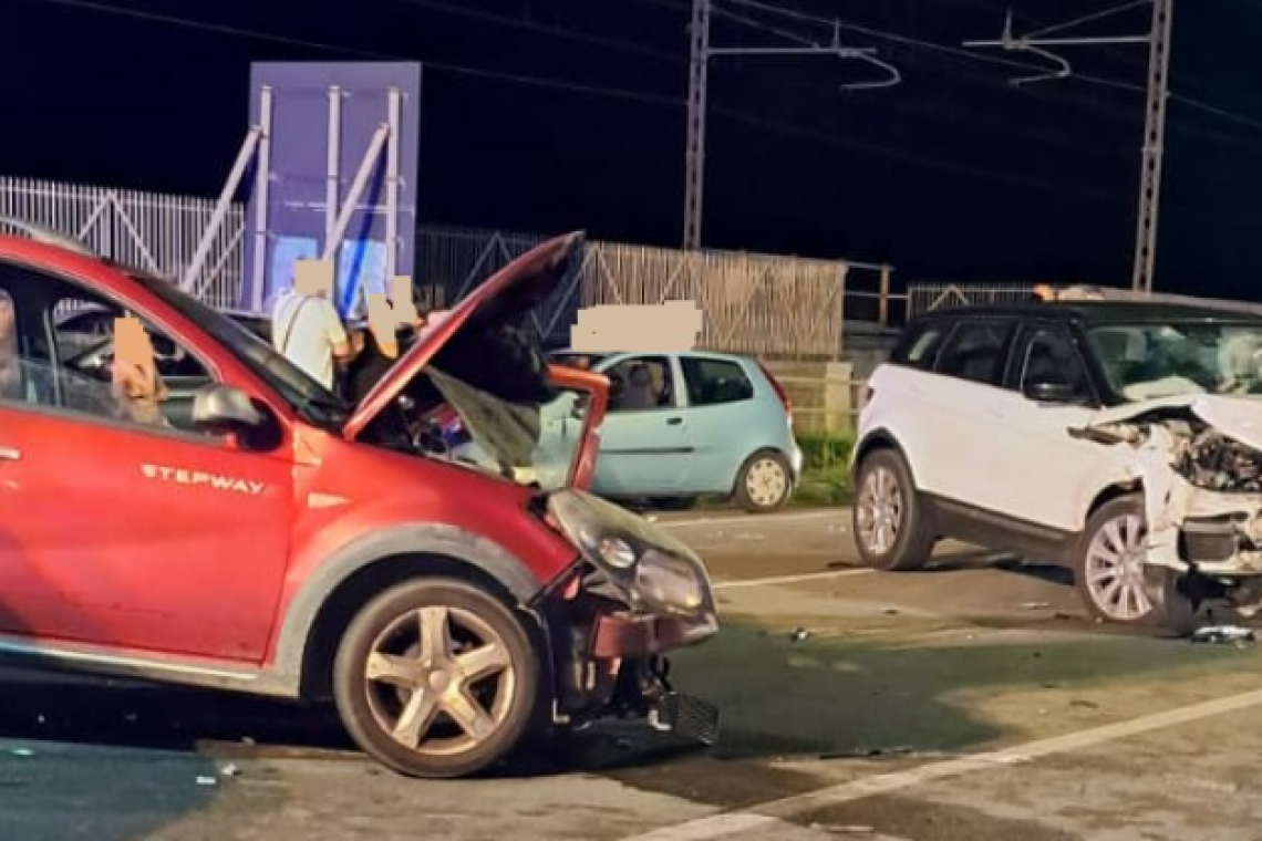 Scontro frontale tra due auto sulla Statale 18 a Belvedere Marittimo ...