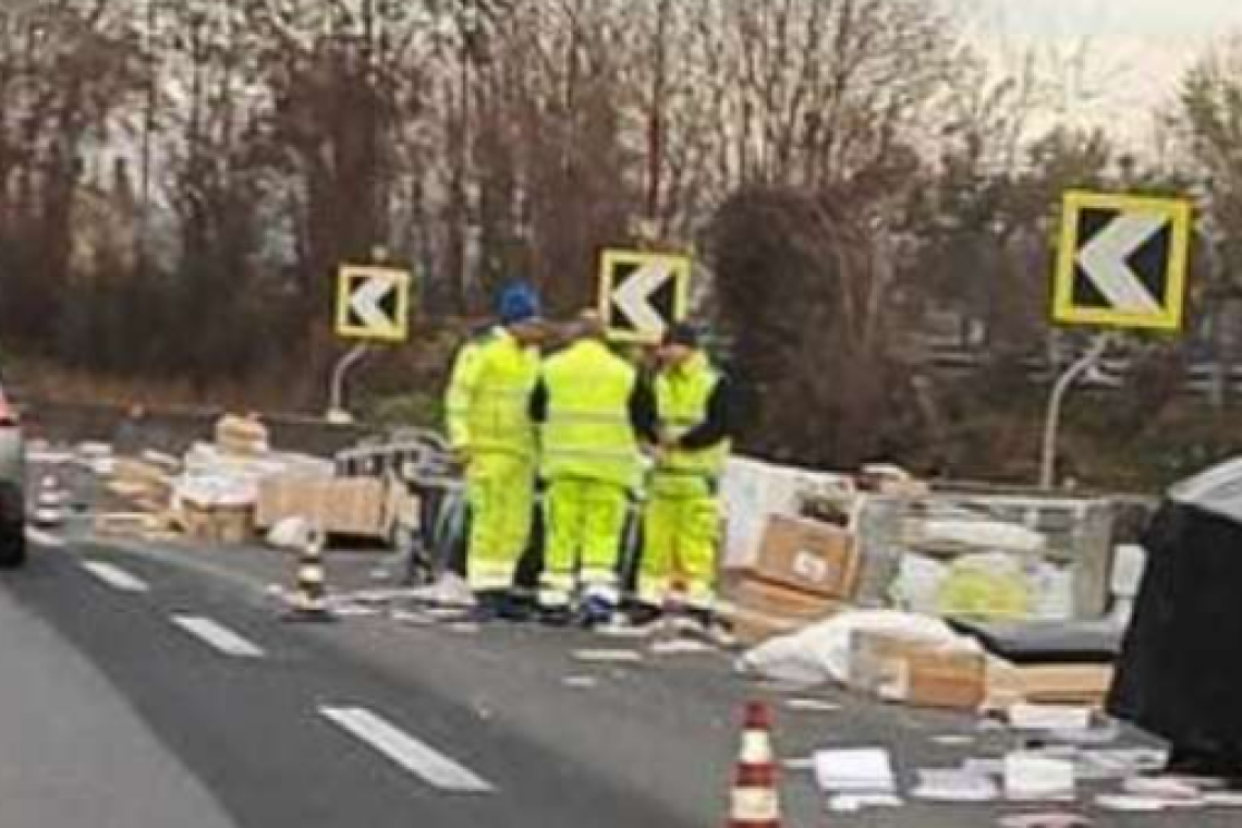 Camion si ribalta sull’A2 tra Cosenza e Piano Lago, traffico in tilt